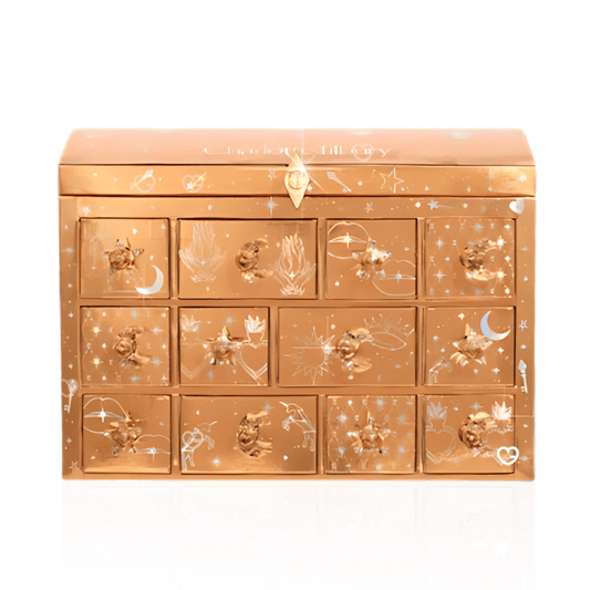 Calendrier de l'avent Charlotte Tilbury en forme de coffret trésor contenant 12 produits de beauté luxueux