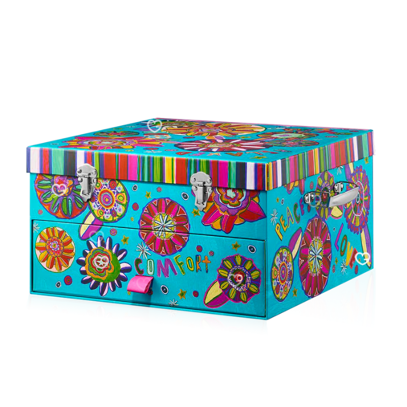 Calendrier de l’Avent Lush 2025, coffret beauté festif aux couleurs vives contenant 25 soins véganes exclusifs pour détente et bien-être design by Shruti Gadhvi