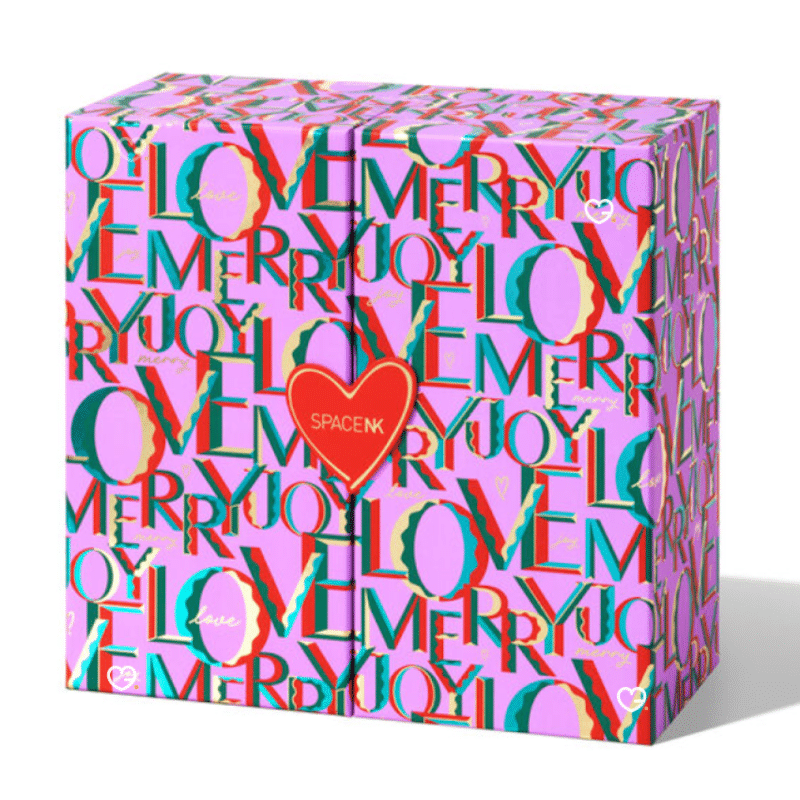 Calendrier de l’Avent Space NK 2025 en coffret luxe violet avec coeur rouge contenant 35 produits de beauté dont 26 en format standard : soin visage; corps; maquillage et parfum d'une valeur total de 1350 euros